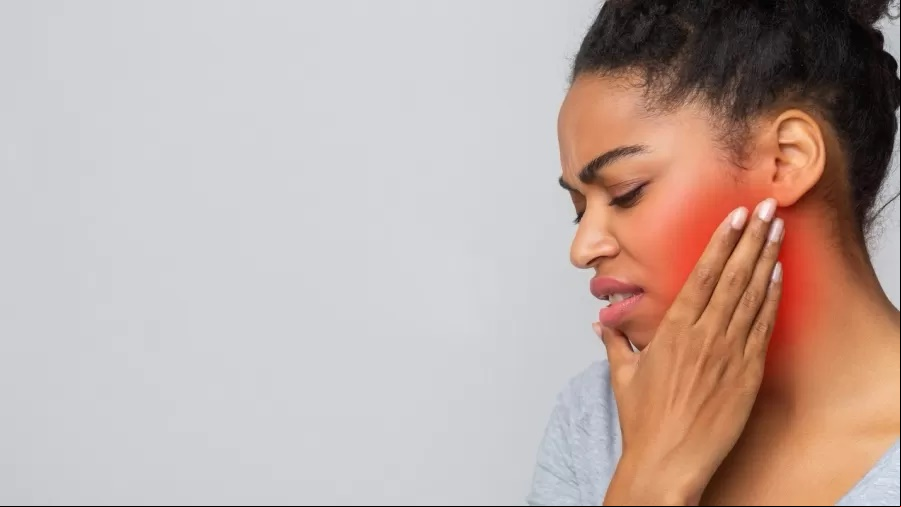 As pessoas com DTM podem apresentar dores na região orofacial, zumbidos, estalos e limitação dos movimentos da mandíbula, como travamentos ou dificuldade para abrir e fechar a boca
