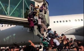Cenas de desespero no aeroporto de Cabul