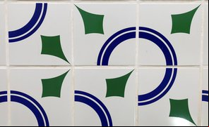 Azulejo em homenagem aos 100 anos de Oscar Niemeyer (Athos Bulcão, 2007)