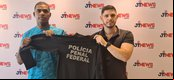 Presidente do SINDPPF-DF, Gilvan Albuquerque ao lado do policial penal Varlei Ferreira, na sede do JTNEWS quando participaram do I Encontro Nacional Estratégico de Valorização da Polícia Penal Brasil