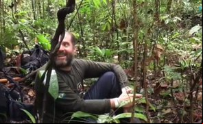 Bruno Pereira canta ao povo Ticuna em meio a tensão na mata