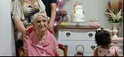 Na foto Mãe Véia posa com Carlene, João Pedro e Júlia, que após pedir a bênção da Biza foi logo aos docinhos