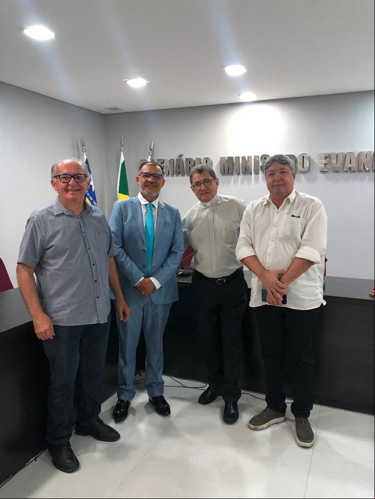 Advogado Jacinto Teles acompanhado de amigos durante solenidade de posse da nova diretoria da Comissão de Estudos Constitucionais da OAB-PI (Foto: JTNEWS) Advogado Jacinto Teles acompanhado de amigos durante solenidade de posse da nova diretoria da Comissão de Estudos Constitucionais da OAB-PI (Foto: JTNEWS)