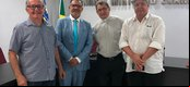 Advogado Jacinto Teles acompanhado de amigos durante solenidade de posse da nova diretoria da Comissão de Estudos Constitucionais da OAB-PI