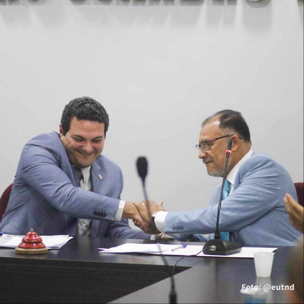 Advogado Jacinto Teles e presidente da OAB-PI, Celso Barros durante solenidade de posse da nova diretoria da Comissão de Estudos Constitucionais (Foto: Thanandro Fabrício) Advogado Jacinto Teles e presidente da OAB-PI, Celso Barros durante solenidade de posse da nova diretoria da Comissão de Estudos Constitucionais (Foto: Thanandro Fabrício)