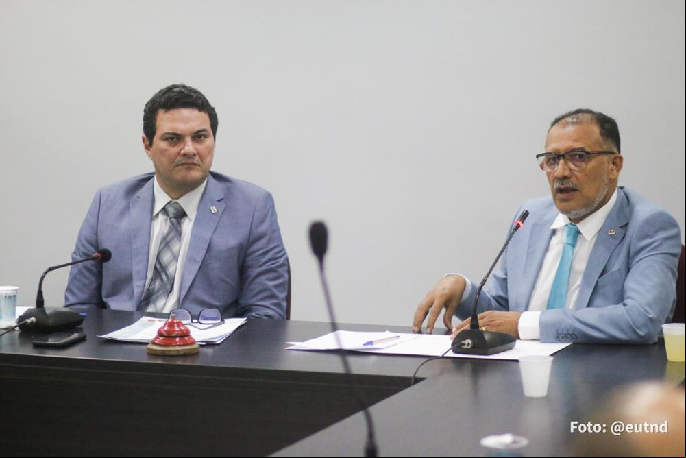 Advogado Jacinto Teles e presidente da OAB-PI, Celso Barros durante solenidade de posse da nova diretoria da Comissão de Estudos Constitucionais (Foto: Thanandro Fabrício) Advogado Jacinto Teles e presidente da OAB-PI, Celso Barros durante solenidade de posse da nova diretoria da Comissão de Estudos Constitucionais (Foto: Thanandro Fabrício)