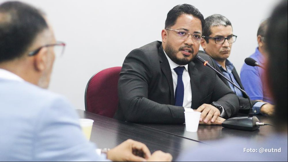 Secretário de Justiça do Piauí, Carlos Edilson, falou durante a solenidade de posse do presidente Jacinto Teles na OAB-PI (Foto: Thanandro Fabrício) Secretário de Justiça do Piauí, Carlos Edilson, falou durante a solenidade de posse do presidente Jacinto Teles na OAB-PI (Foto: Thanandro Fabrício)