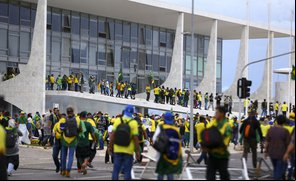 Bolsonaristas invadem palácios dos três poderes, em Brasília