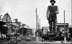 Estátua do bandeirante Borba Gato, símbolo do bairro de Santo Amaro, em São Paulo