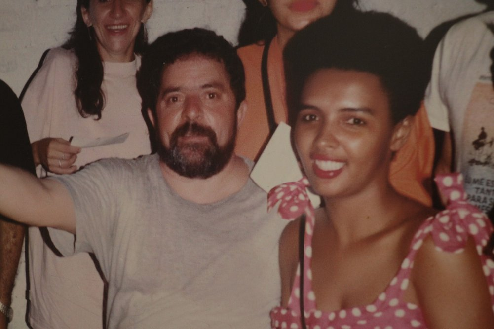 Francisca Trindade e o então presidente Luiz Inácio Lula da Silva, com quem nutria uma amigável relação política. Lula, chegou esteve presente no velório da deputada em 2003. (Foto: Reprodução | Exposição fotográfica "Trindade Vive") Francisca Trindade e o então presidente Luiz Inácio Lula da Silva, com quem nutria uma amigável relação política. Lula, chegou esteve presente no velório da deputada em 2003. (Foto: Reprodução | Exposição fotográfica "Trindade Vive")