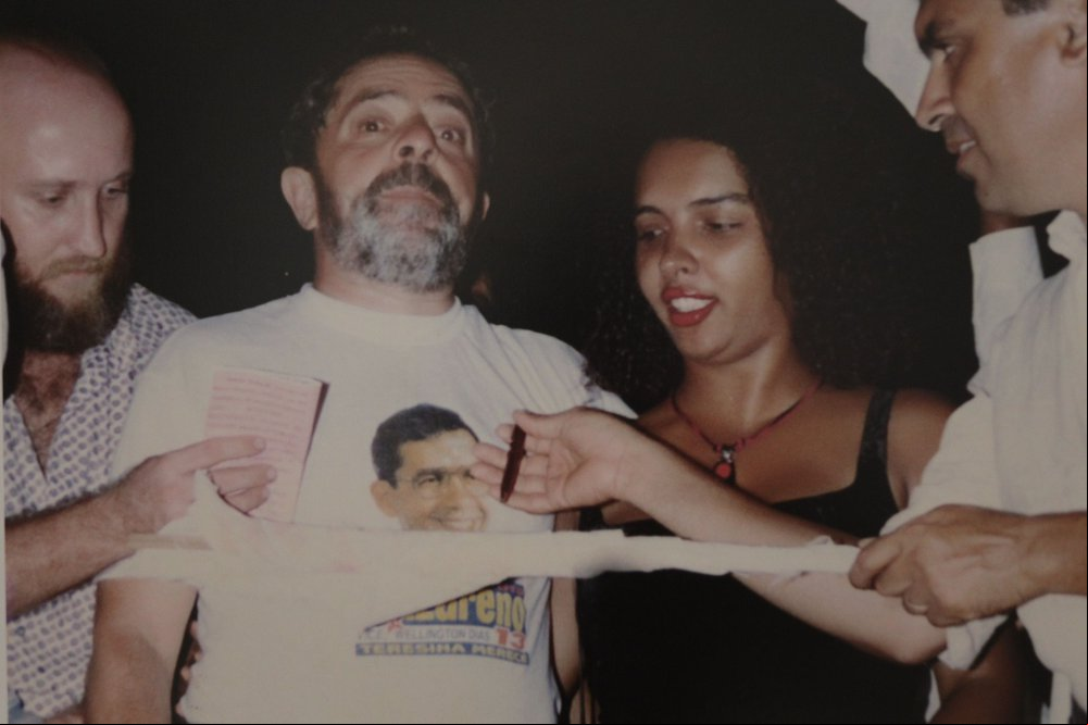 Francisca Trindade e Luiz Inácio Lula da Silva, durante a campanha de Nazareno Fonteles em 1996. (Foto: Reprodução | Exposição fotográfica "Trindade Vive") Francisca Trindade e Luiz Inácio Lula da Silva, durante a campanha de Nazareno Fonteles em 1996. (Foto: Reprodução | Exposição fotográfica "Trindade Vive")