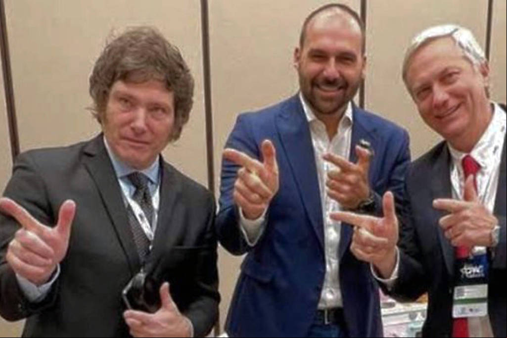 Javier Milei recebeu o apoio da família Bolsonaro durante a campanha