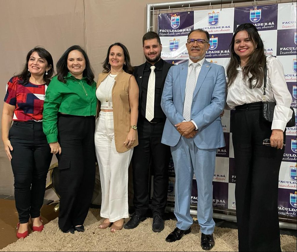 O palestrante Jacinto Teles, com professoras e o coordenador do curso de Direito da Faculdade R. Sá, Emmanuel Palhares Portela (Foto: Comunicação Faculdade R. Sá) O palestrante Jacinto Teles, com professoras e o coordenador do curso de Direito da Faculdade R. Sá, Emmanuel Palhares Portela (Foto: Comunicação Faculdade R. Sá)