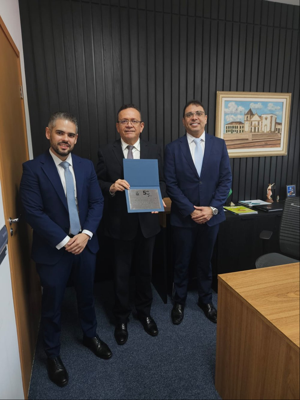 O Procurador Geral do Estado, Dr. Francisco Pierot, ao centro o homenageado, Des. Sebastião Ribeiro Martins, e o Dr. Evaldo Pádua, presidente da Associação dos Procuradores do Estado do Piauí. (Foto: Arquivo Pessoal | Desembargador Sebastião Ribeiro Martins) O Procurador Geral do Estado, Dr. Francisco Pierot, ao centro o homenageado, Des. Sebastião Ribeiro Martins, e o Dr. Evaldo Pádua, presidente da Associação dos Procuradores do Estado do Piauí. (Foto: Arquivo Pessoal | Desembargador Sebastião Ribeiro Martins)
