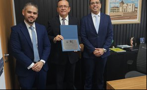 PGE-PI entrega homenagem ao desembargador Sebastião Ribeiro Martins
