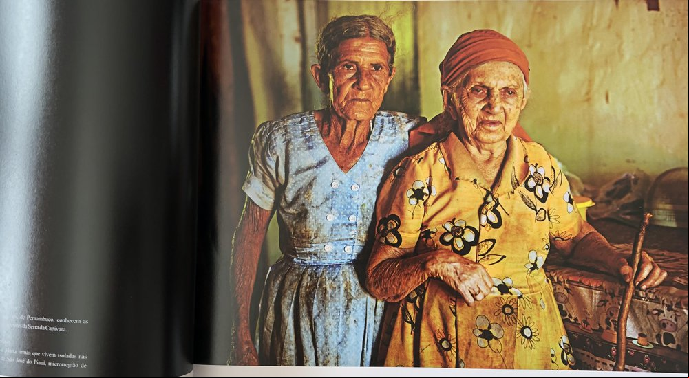 Foto da foto de André Pessoa que retrata as irmãs Teresa e Maria, que vivem isoladas na Serra de São José do Piauí na Região de Picos (Foto: Jacinto Teles/JTNEWS) Foto da foto de André Pessoa que retrata as irmãs Teresa e Maria, que vivem isoladas na Serra de São José do Piauí na Região de Picos (Foto: Jacinto Teles/JTNEWS)