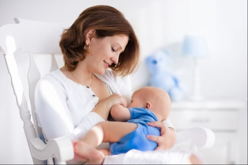 Mãe que amamenta precisa saber dos seus direitos