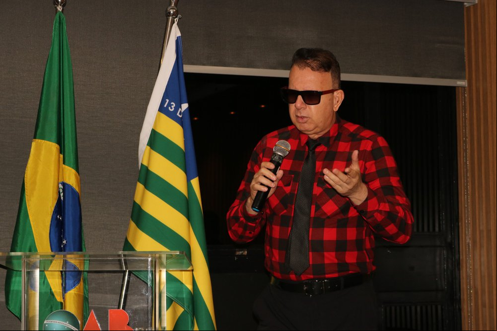 Advogado Pitágoras, baiano radicado no Piauí falou de forma dissonante do expositor. (Foto: Comissão de Estudos Constitucionais / OAB-Piauí) Advogado Pitágoras, baiano radicado no Piauí falou de forma dissonante do expositor. (Foto: Comissão de Estudos Constitucionais / OAB-Piauí)