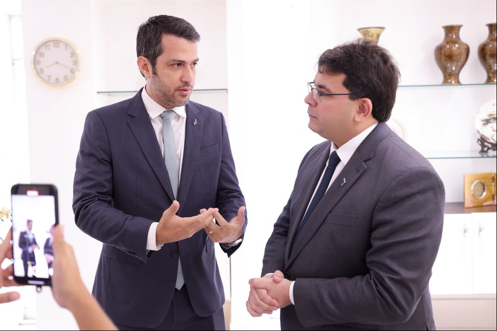 Governador Rafael Fonteles e o presidente da Agência de Fomento do Piauí (Badespi), Feliphe Araújo